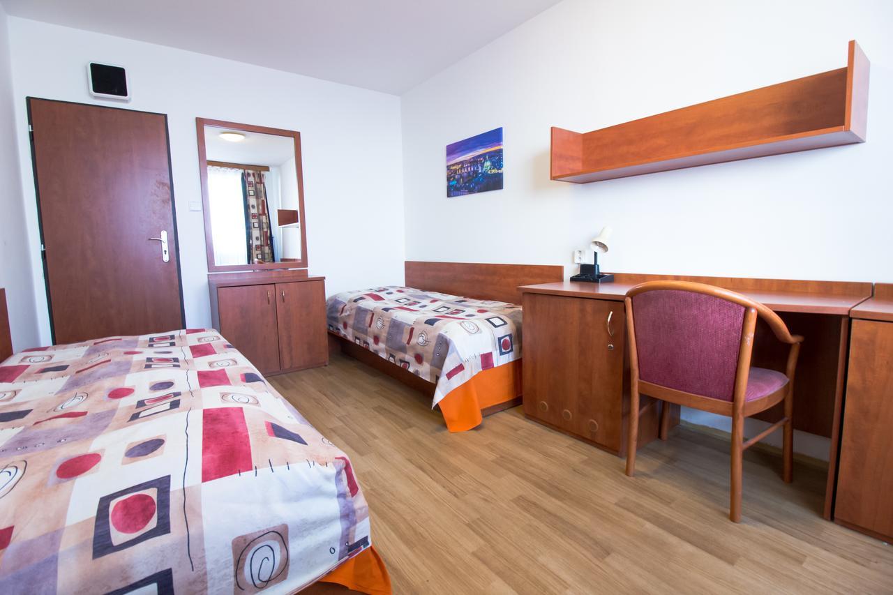 Hostel Jarov III. F Praag Buitenkant foto